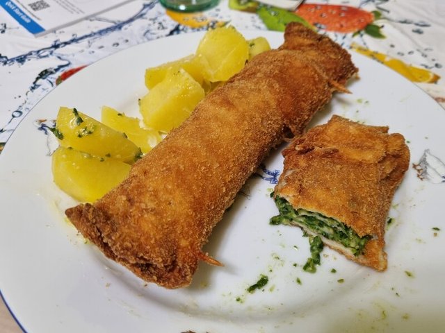 Smažené palačinky plněné špenátem s bramborami